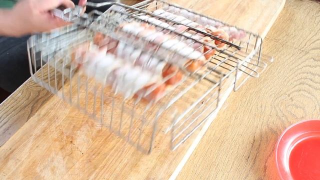 Сосиски гриль. Запеченные сосиски с сыром в беконе на углях. смотреть онлайн