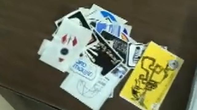 John BeDazzles his Laptop with Stickers смотреть онлайн