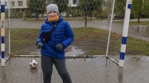 Пусть бегут неуклюже пешеходы по лужам...