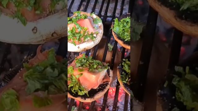 grilled champignon mushrooms with butter, prosciutto crudo, sheep's cheese and parsley смотреть онлайн