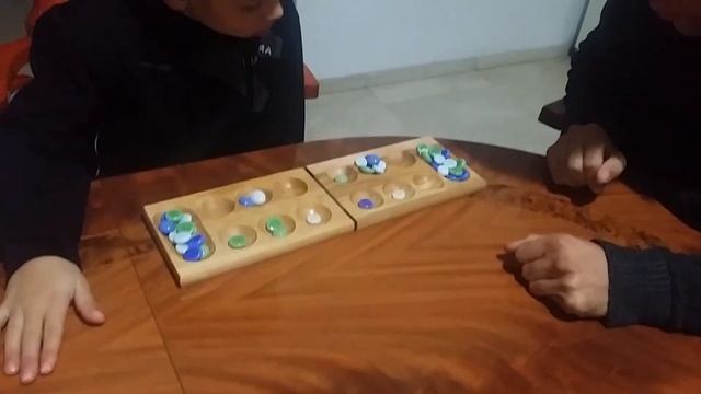 С Ариэлем играем в игру "Манкала" смотреть онлайн