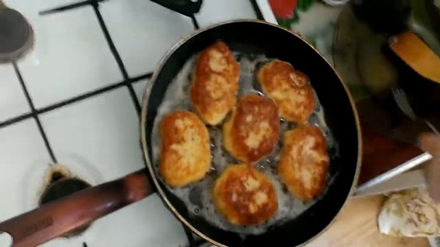 Как правильно переворачивать котлеты, зразы на сковородке смотреть онлайн