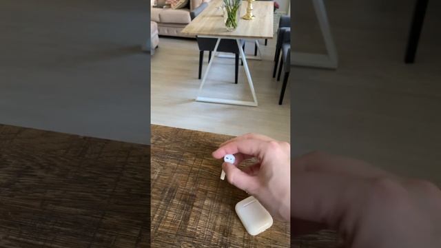 Почему один наушник разряжается быстрее?