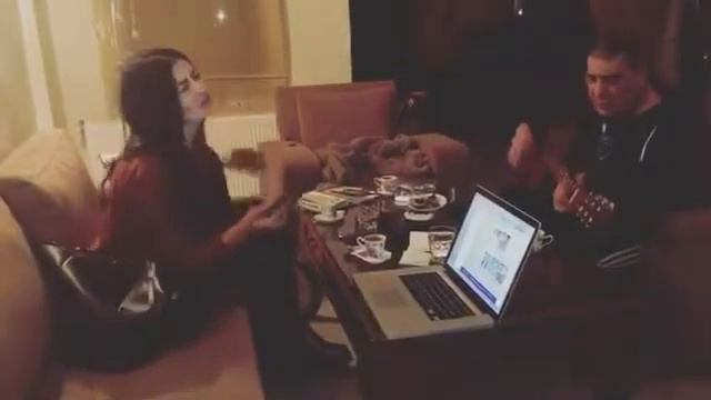Metin Özülkü çaldı; Deniz Çakır söyledi.. | Ünlülerin Sosyal Medya Paylaşımları смотреть онлайн