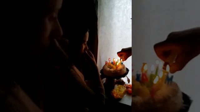 Как поджечь свечу на празднечом торте смотреть онлайн