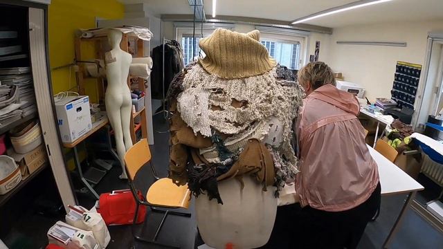 Binnenkijken tijdens de praktijklessen van de richting Creatie & Mode смотреть онлайн