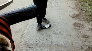 как разбить бутылку ногой