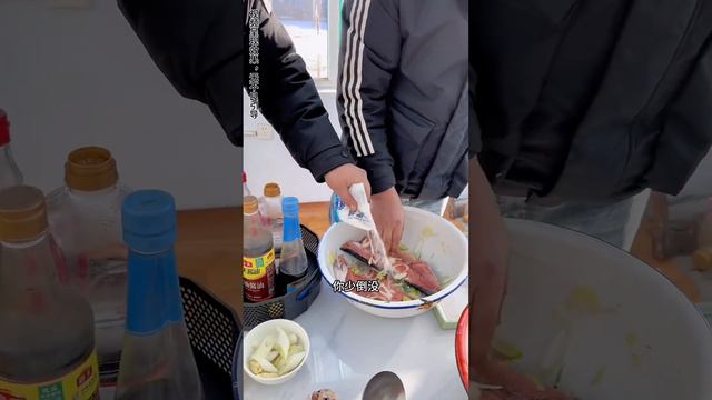 大哥带伤上阵，给我们安排了一顿铁锅蹲马哈鱼，满嘴流油简直太爽了！【东北村花】 смотреть онлайн