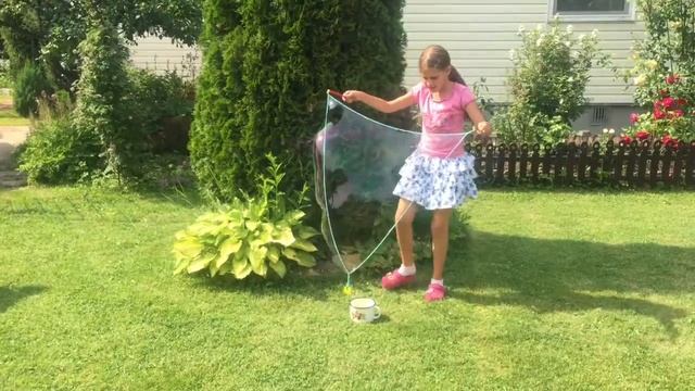 Как сделать гигантские мыльные пузыри? смотреть онлайн