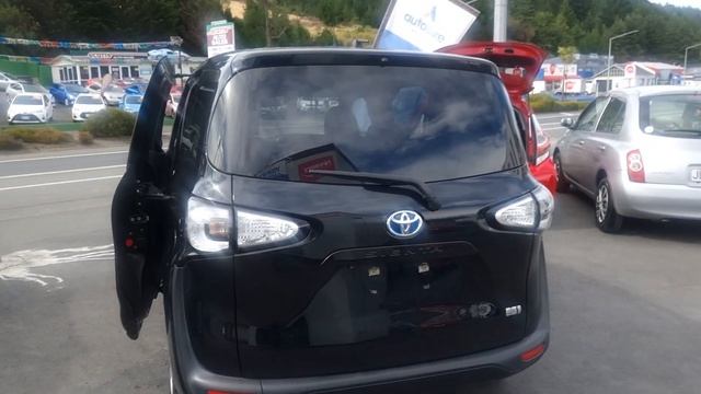 2015 Toyota Sienta Hybrid with 7 seats смотреть онлайн