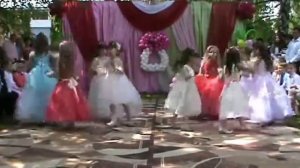 Танец "Ромашковое поле" на выпускном в детском саду.