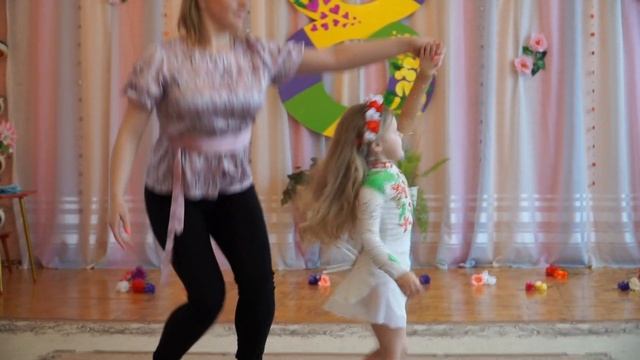 Трогательный танец мамы и дочки в детском саду смотреть онлайн