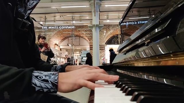 Skateboarder in hoodie amazes public with sublime piano music смотреть онлайн