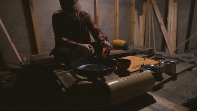 First time sleeping in an unfinished cabin in the woods, Made the doors out of leftover boards смотреть онлайн