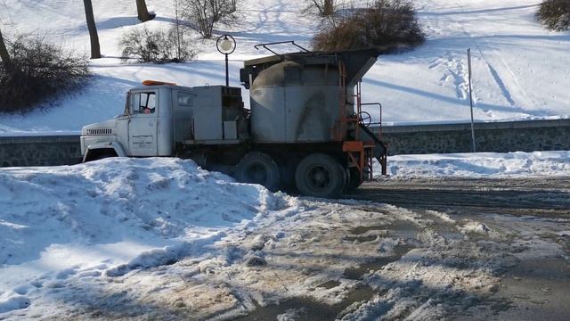 КДМ-1502 на шасси КрАЗ помагает латать дороги Киева смотреть онлайн