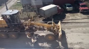 Грейдер ровняет дорогу без отсыпки(