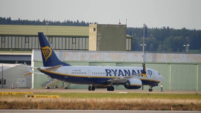 Ryanair 737 MAX 8-200 at Memmingen Airport | 4k смотреть онлайн