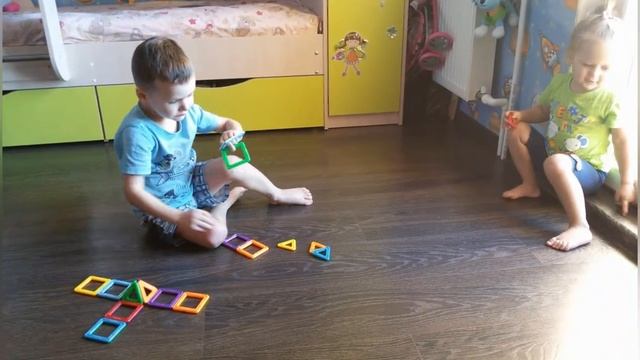 Магнитный конструктор. Саша и Тёма играют в магнитный конструктор.