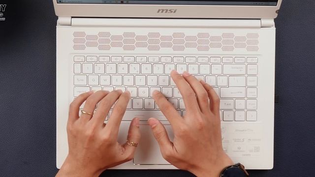 Laptop Gaming kết hợp giữa chip "yếu" và card Max-Q MSI Stealth 15M - Tưởng cùi mà NGON! смотреть онлайн