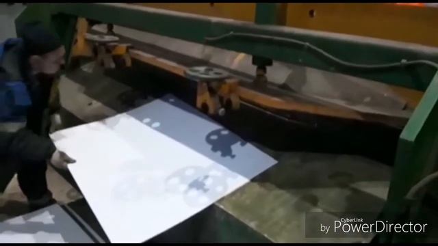 Рубка листа из нержавеющей стали на гильотине смотреть онлайн
