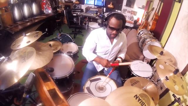 Démo du batteur Guy Nwogang sur son kit Sabian, Pearl, Evans et Vic Firth (La Boite Noire) смотреть онлайн