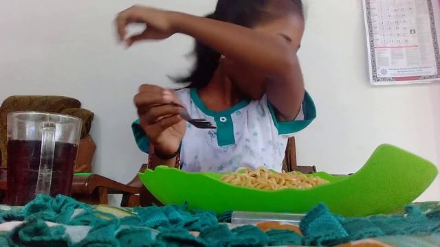 Santika Makan Mie Goreng||rasanya Enakkkkk Banget Rasanya Kayak Pizza