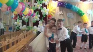 Трогательное прощание с малышами на выпускном. Танец выпускников с малышами