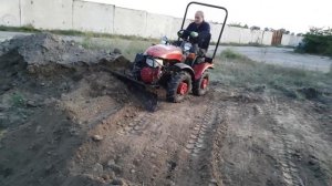 Зарываю траншею минитрактором Беларус 152(МТЗ 152)