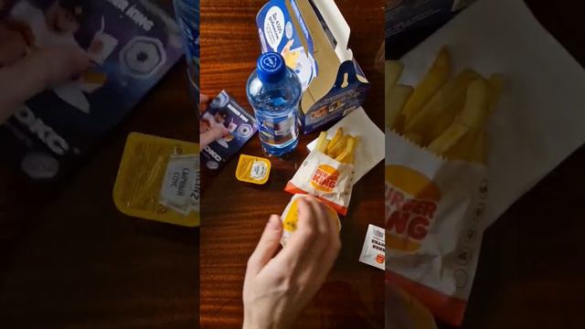 ПРОВЕРИЛ НОВИНКУ РОБОКС ОТ BURGERKING. КАРТОЧКА ВНУТРИ? #распаковка #обзореды #роблокс #burgerking смотреть онлайн