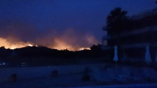 Rhodes, Theologos fire is not going away. смотреть онлайн