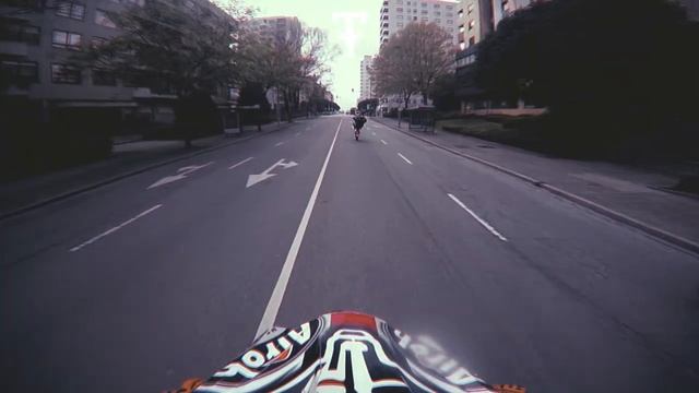 KTM EXC 300 TPI vs HONDA CRF 450r Supermoto *Street Wheelies* смотреть онлайн