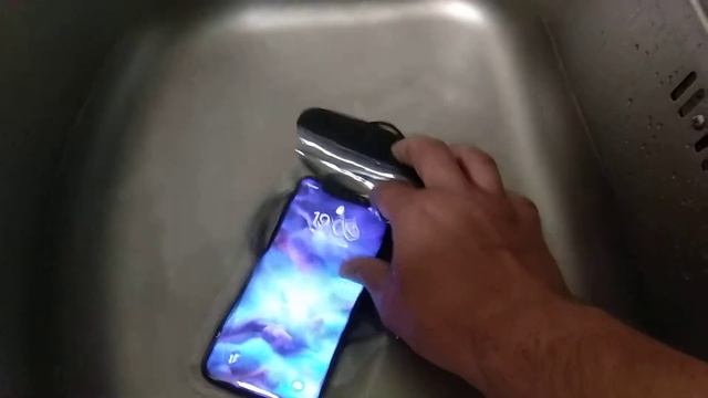 iPhone X и водонепроницаемый чехол / waterproof case and iPhone X смотреть онлайн