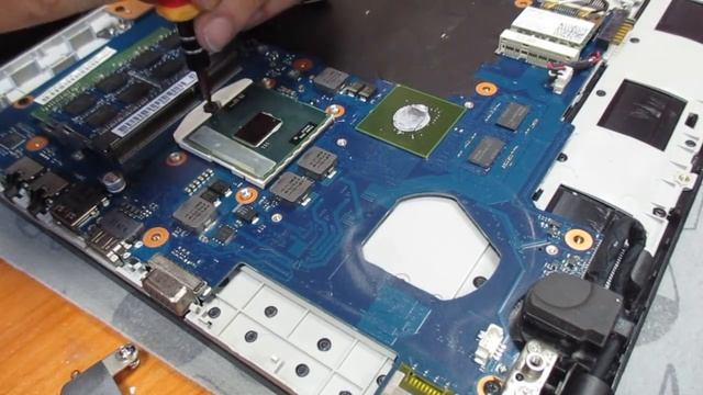 Крутой АППГРЕЙД ноутбука Samsung 300E за 15 минут! смотреть онлайн