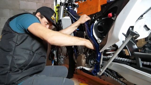 Распаковка и сборка Husqvarna FE501 в MyMoto.kz смотреть онлайн