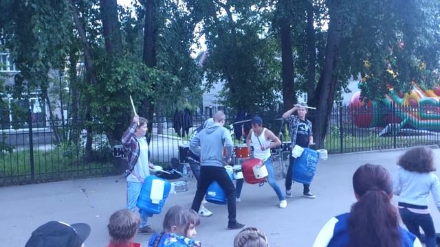 Street drums. Сool. Awesome. / Уличные барабанщики. Очень круто ) смотреть онлайн