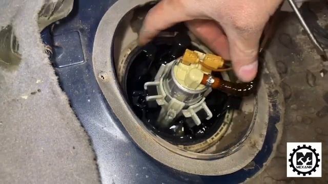 Замена бензонасоса БМВ 5 Е39 / Заглохла на ходу BMW 5 E39 / Нашли причину - САНЯ МЕХАНИК смотреть онлайн