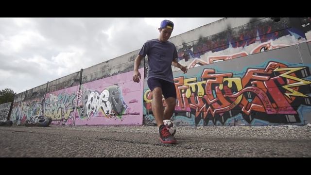 LEARN 5 FLICK UPS YOU HAVEN'T SEEN BEFORE | Awesome football skills tutorial смотреть онлайн
