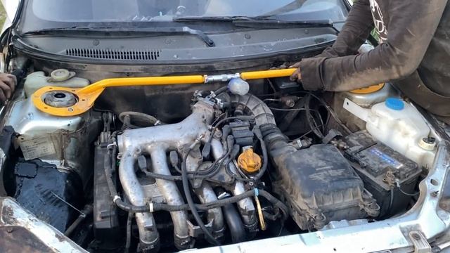 Легкая установка распорки на передние стаканы ВАЗ 2110-2112 смотреть онлайн