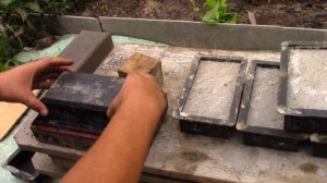 Достать из формы тротуарную плитку