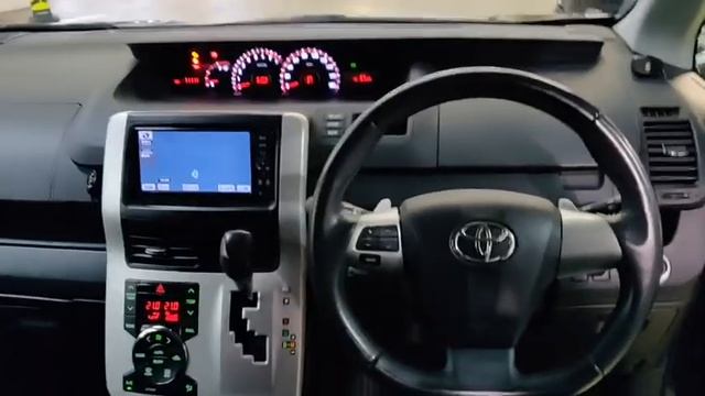 2011 Toyota Voxy ZS смотреть онлайн