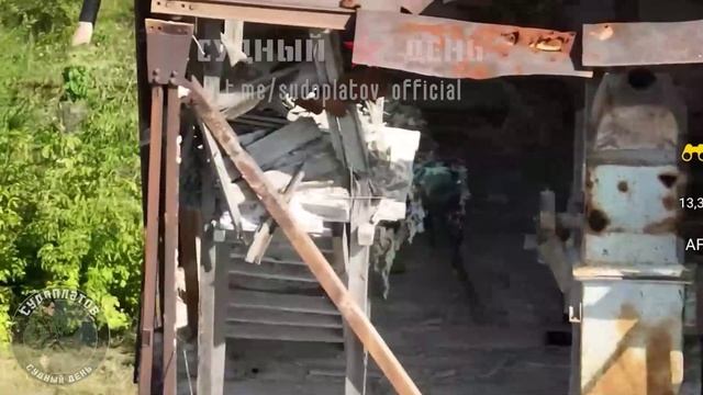 Удар FPV-дроном по позиции ПТРК "Стугна-П" ВСУ/Strike at the position of AFU "Stugna-P" ATGM смотреть онлайн