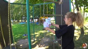 Буся, Басик, Ли-ли и Каролинка играют на детской площадке?