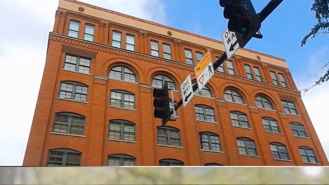 Dealey Plaza en DALLAS ¿cómo luce actualmente donde asesinaron a John F. Kennedy? смотреть онлайн