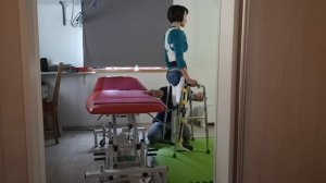 Вера, нижняя параплегия. Вставание в ортезах Доспехи и корректоре осанки