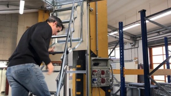 Montaggio sostegno di salita - Handrail installation