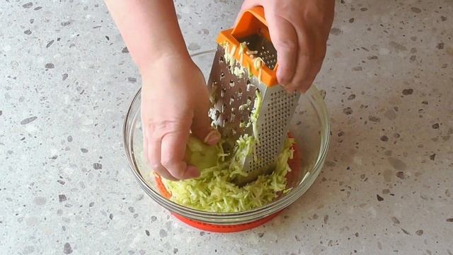 Без отжимания сока - нежные оладьи из кабачков! смотреть онлайн