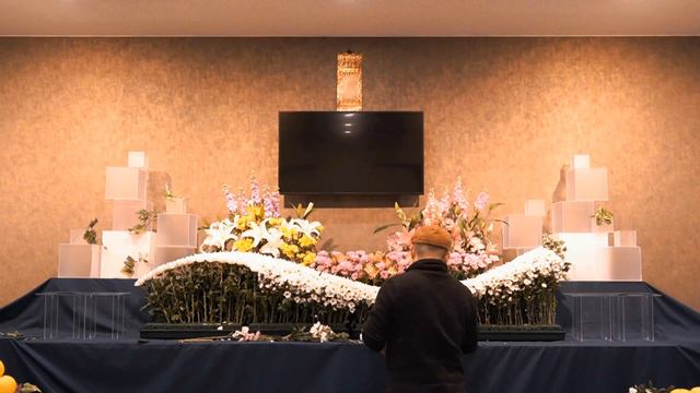 Flower Shop Vlog 青森県 鰺ヶ沢町 ファミリーホール長尾 葬儀・家族葬。生花祭壇 挿し方 作り方 デザイン #flowers #Japan