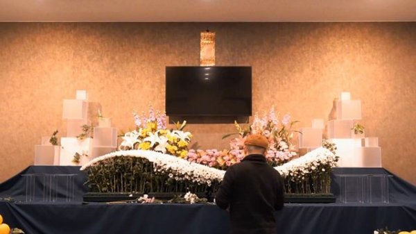 flower shop vlog 青森県 鰺ヶ沢町 ファミリーホール長尾 葬儀・家族葬。生花祭壇 挿し方 作り方 デザイン #flowers #Japan