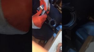 Как поставить стопорные кольца поршневого пальца #ремонт #поршень #стопорные_кольца #поршневой_пале