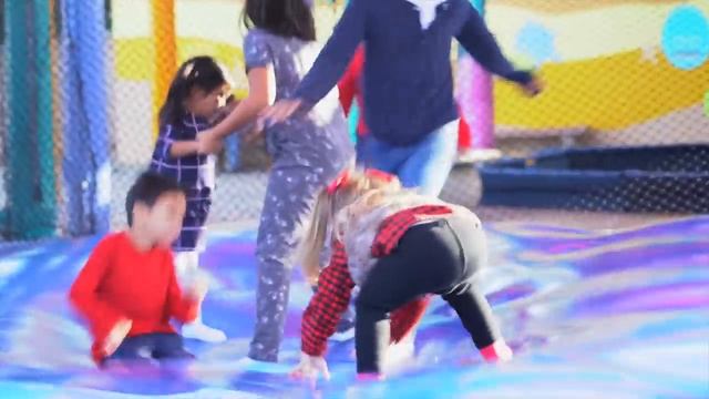 Милана развлекается в водном парке развлечений / Milana Has Fun In A Water Amusement Park